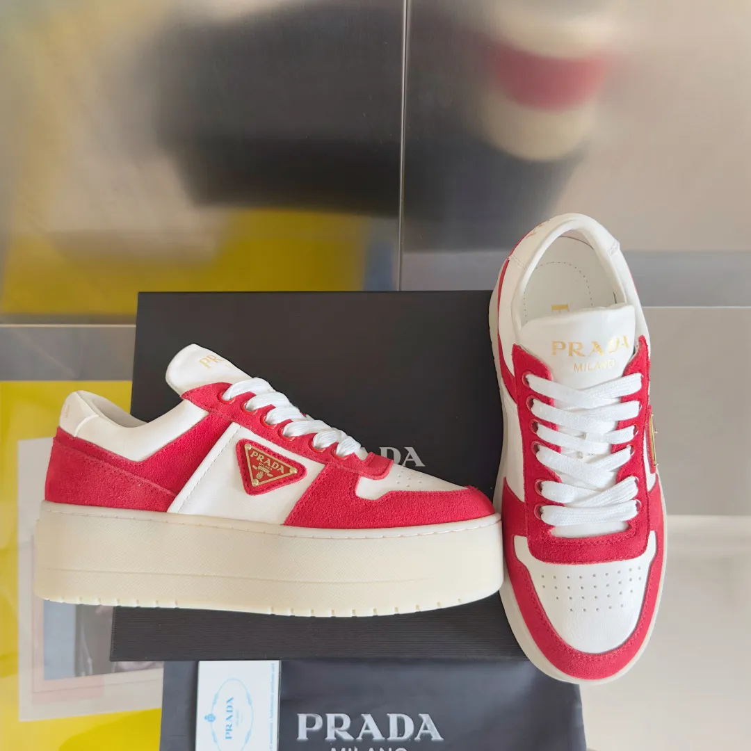 👟👟Ex-factory price 660👟👟 Top version Prada Latest Downtown Bold series Thick sole Platform shoes Triangle logo Casual sneakers White shoes Original purchase and development Production Downtown Bold sneakers are inspired by basketball shoes in the 1980s, with sporty design and exquisite details. Crafted from perforated leather, the statement platform sole provides a unique, modern style. The Prada logo is interpreted from different angles, decorated with the iconic enamel-coated triangular metal logo, highlighting the unique classic style. Exquisite packaging at the delivery counter🛍📦 ▪️Fabric: Original custom imported first-layer cowhide ▪️Inner lining: Original imported soft sheepskin ▪️Outsole: Original molded ultra-light foam material ▪️Sole thickness: 4.5CM ▪️Size: Women's 35-40